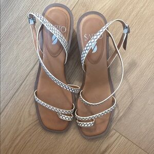 SARTO Women's Tan and White Sandals